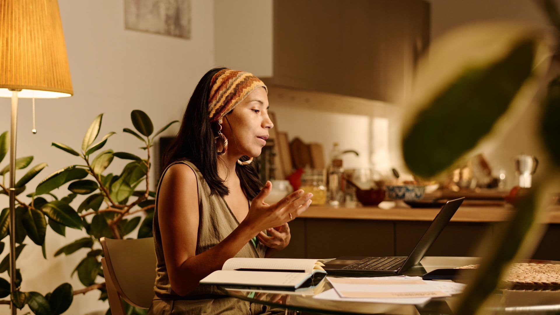 femme qui télétravail de chez soi