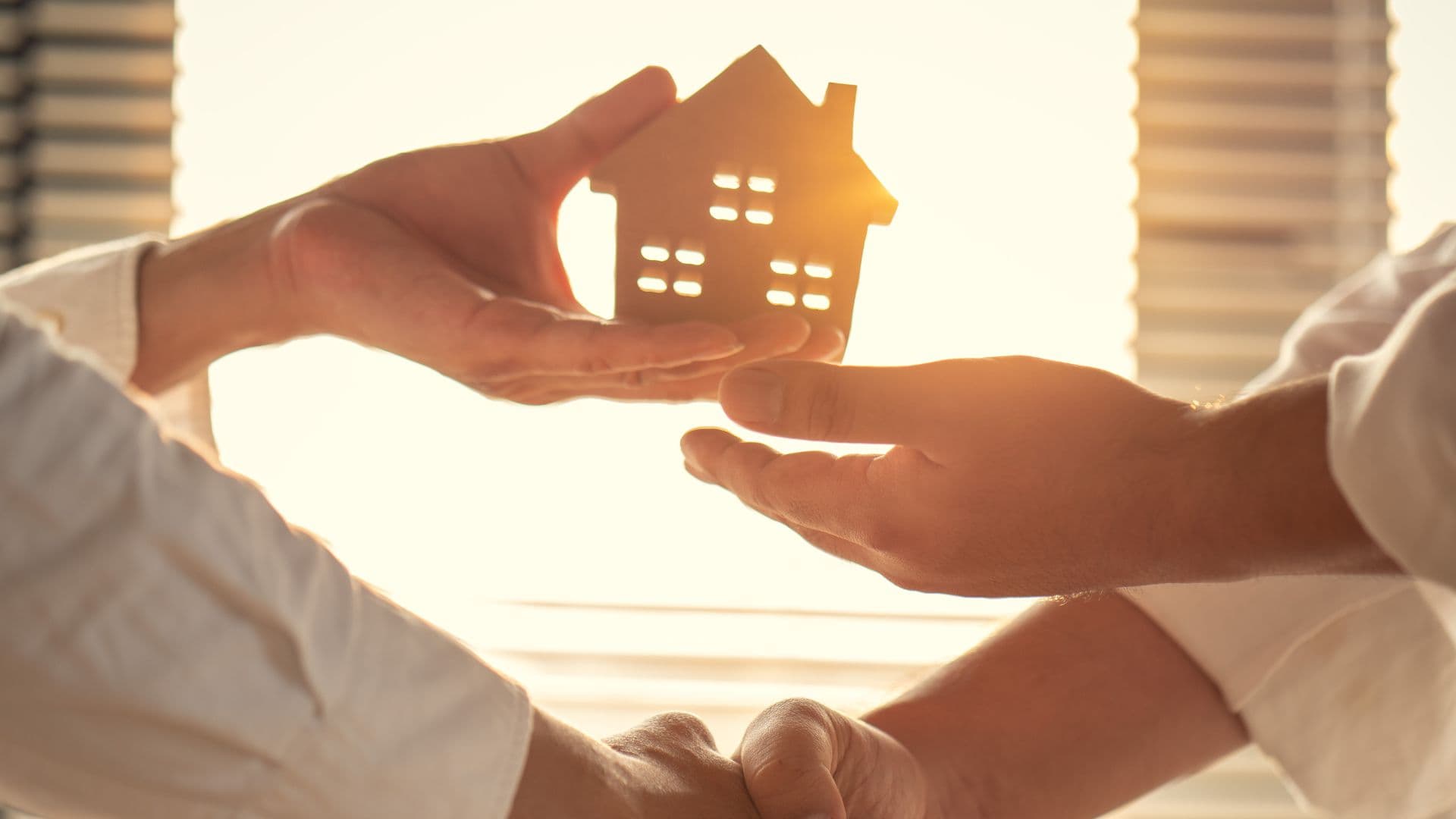 serrage de main et une petite maison en bois