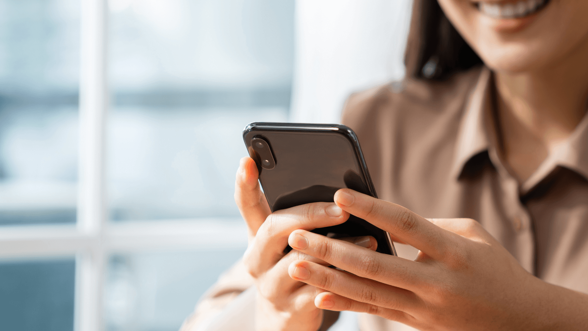 une femme avec un téléphone en main