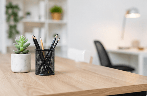 focus sur une plante et pot de crayons