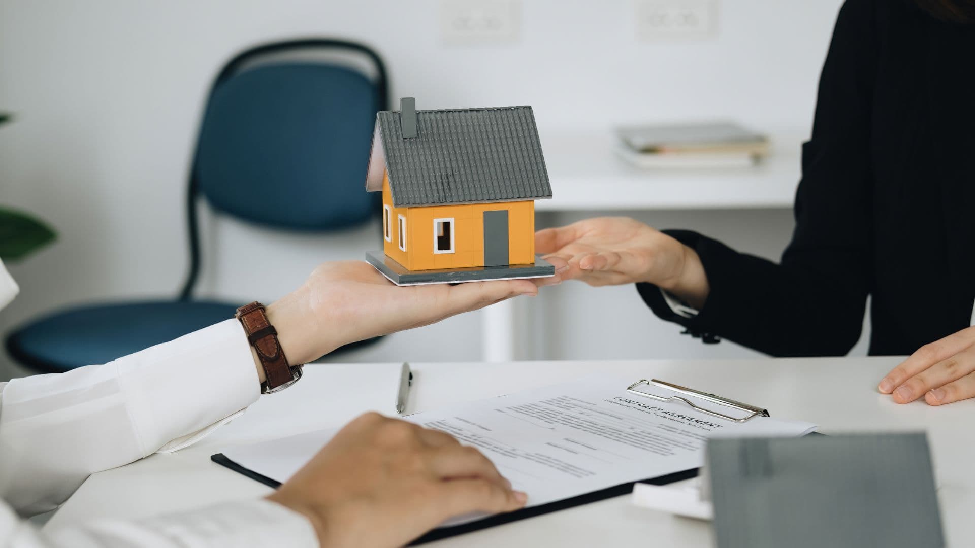 deux mains qui rejoignent une petite maison