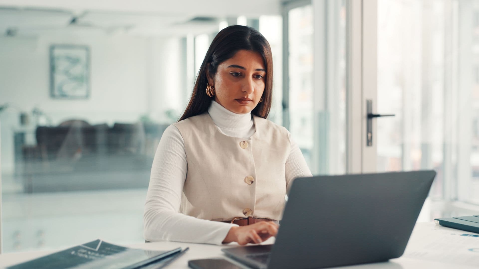 femme qui travaille sur son ordinateur portable