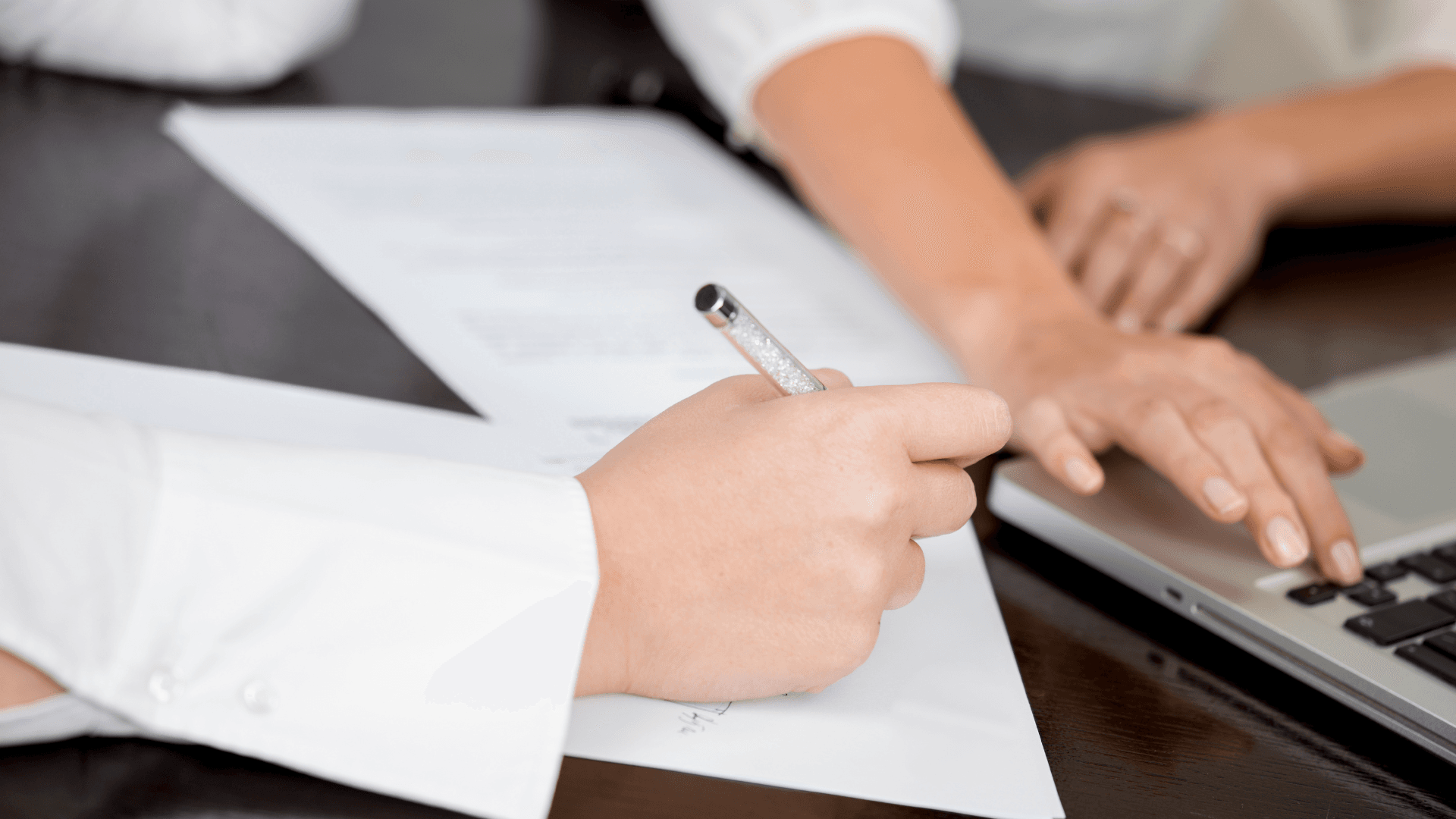 femme qui signe un document