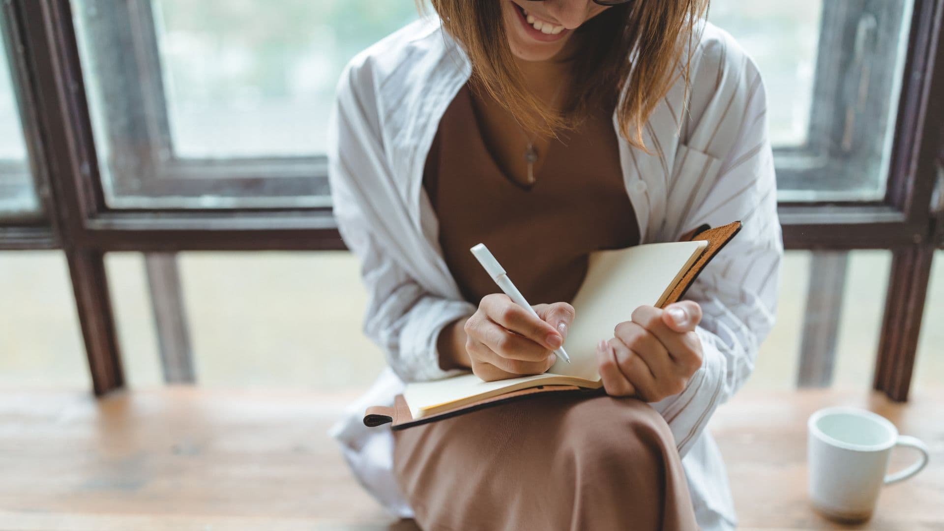 femme qui rempli une check list