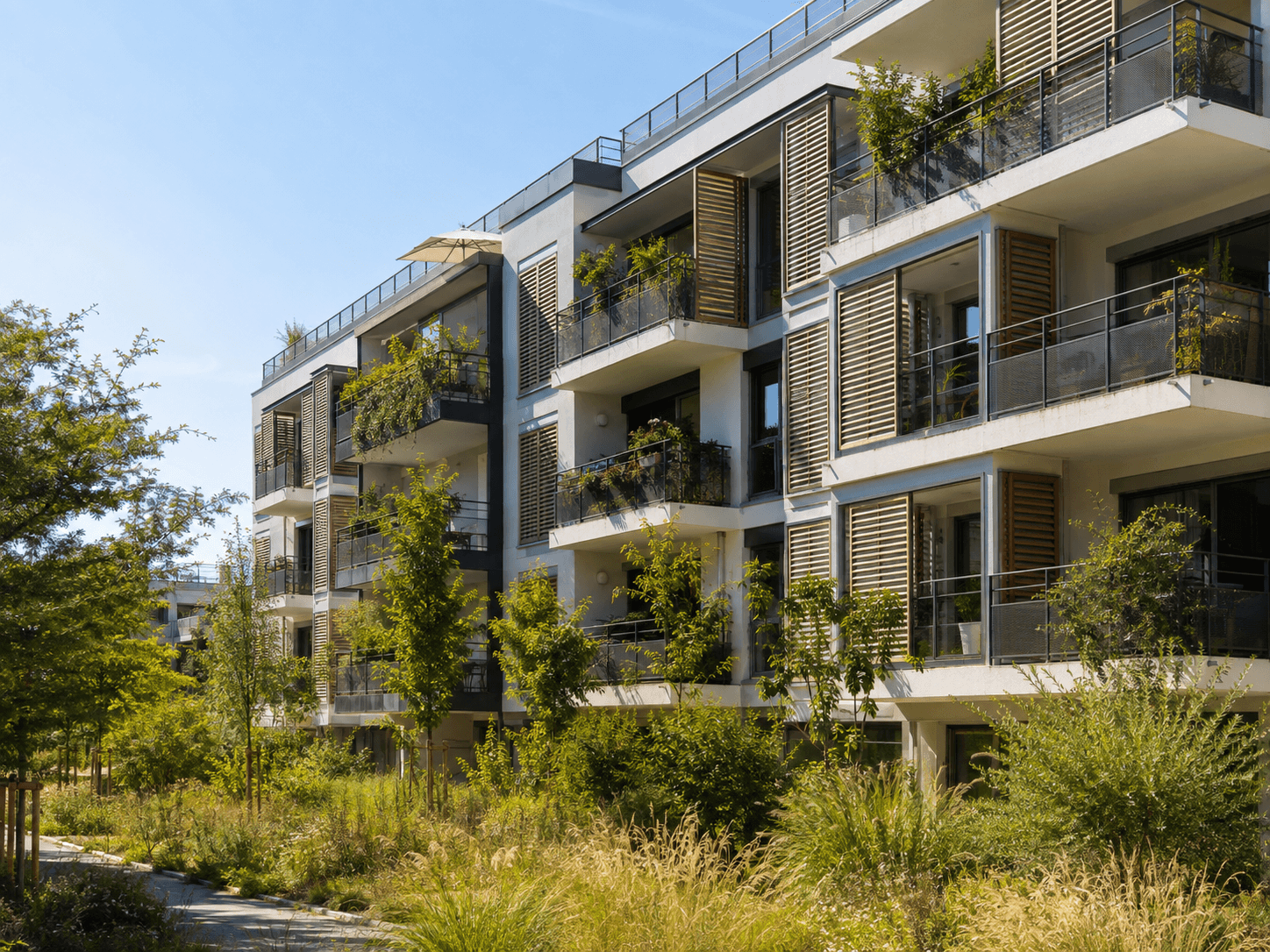 immeuble avec de la verdure
