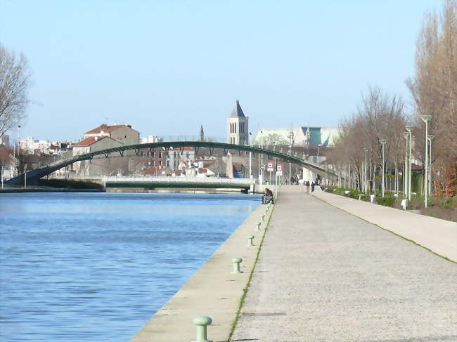 Canal Saint-Denis et pont vers la Stade de France