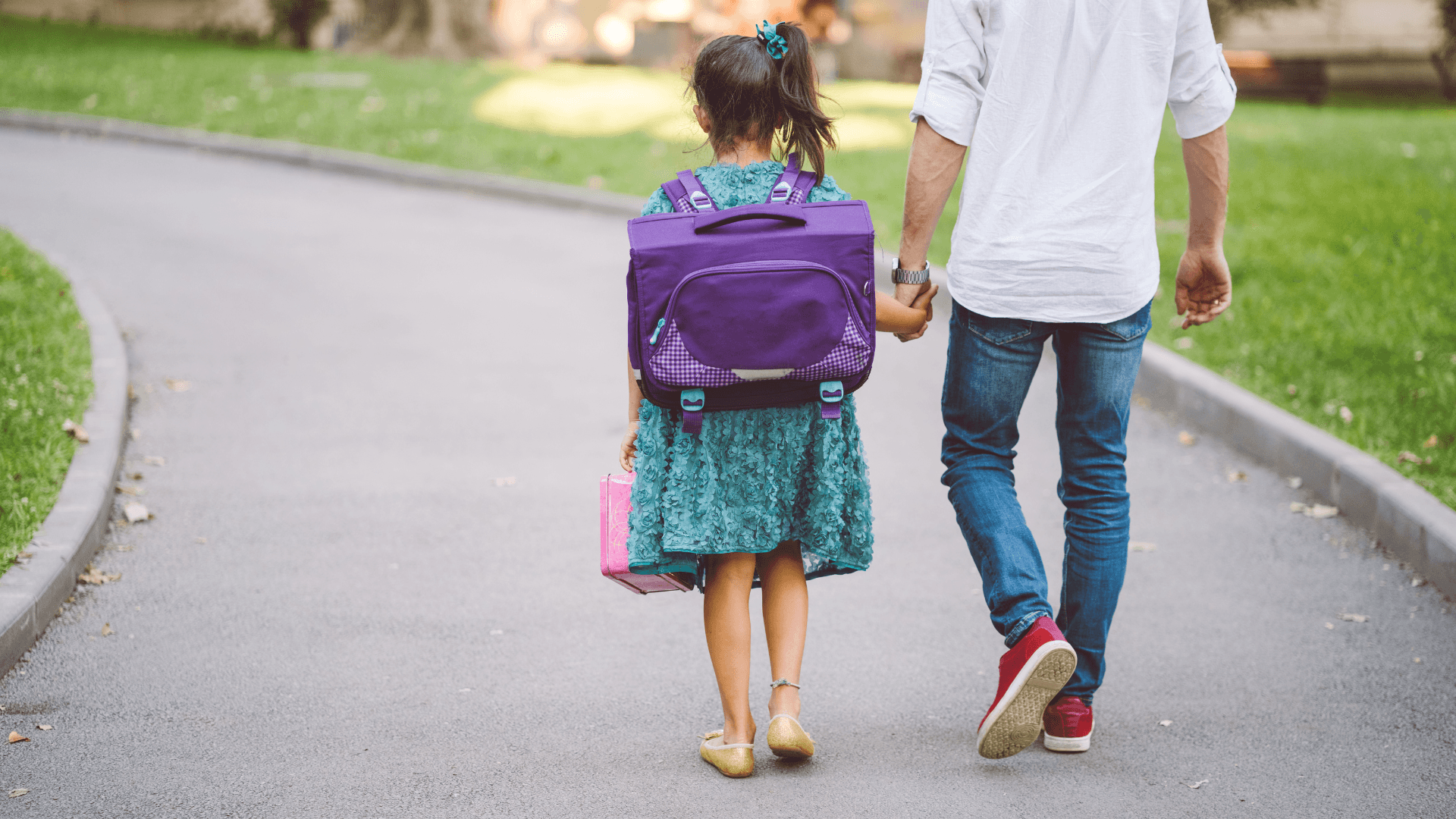 Fille et père allant à l'école à pied