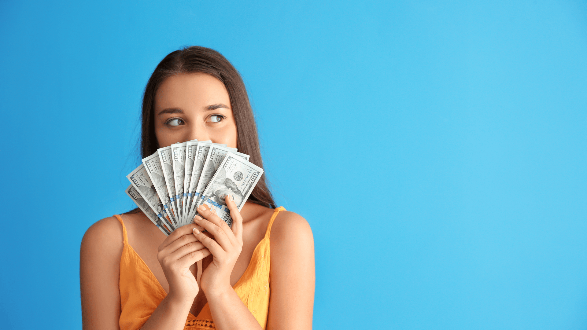 Femme avec argent dans la main