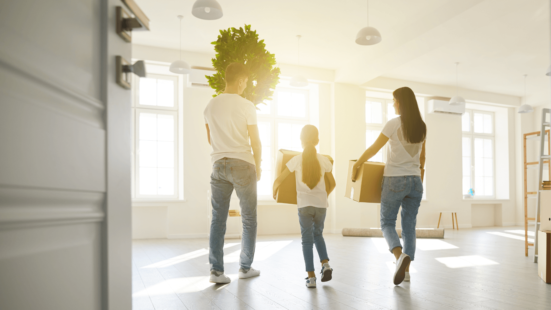 Famille dans un appartement neuf