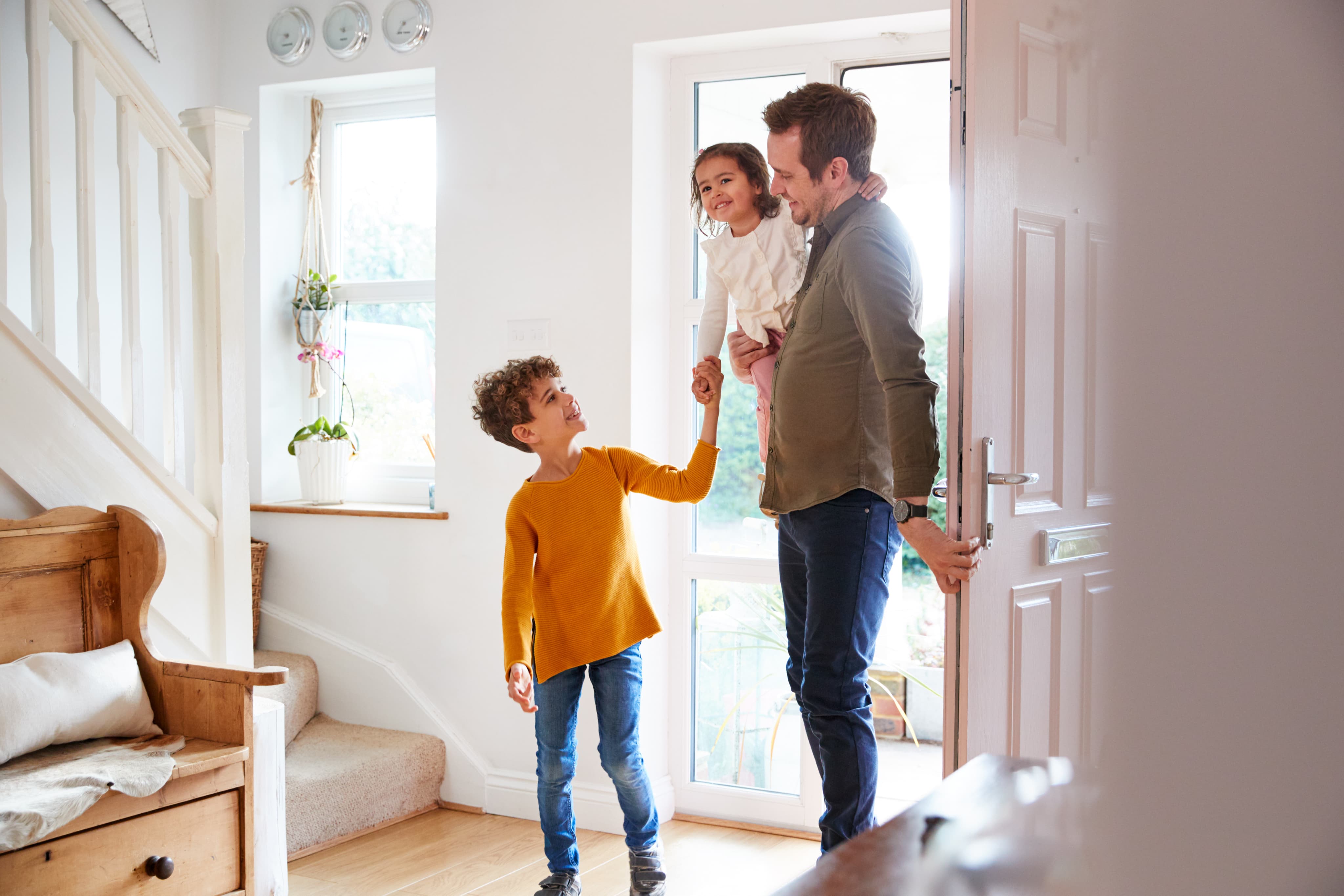 Photographie d'une famille rentrant chez eux.