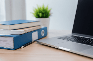 ordinateur et classeurs sur un bureau