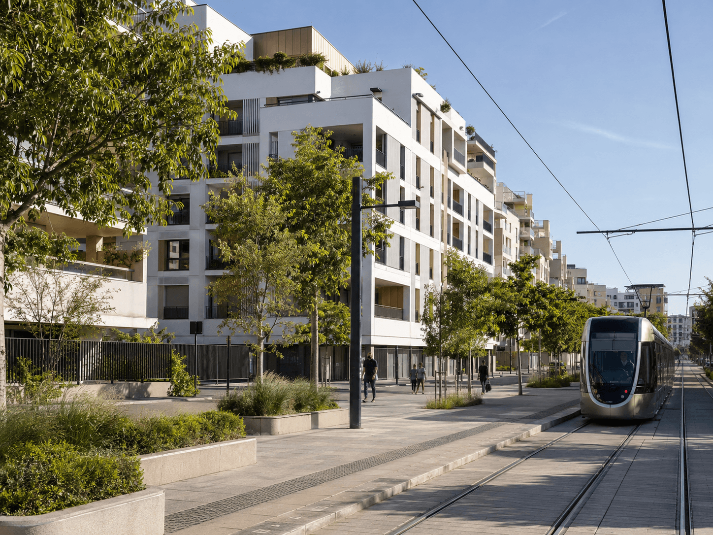 résidence neuve à côté d'un arrêt de tram